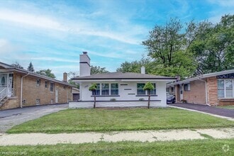 Building Photo - 15020 Oak St