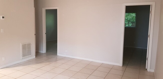 Building Photo - 818 Tequesta St