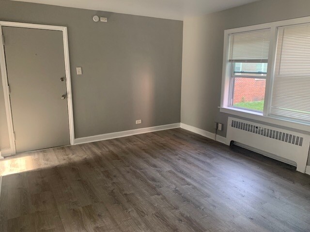 Living room/entry area - 4214 S Michigan Ave