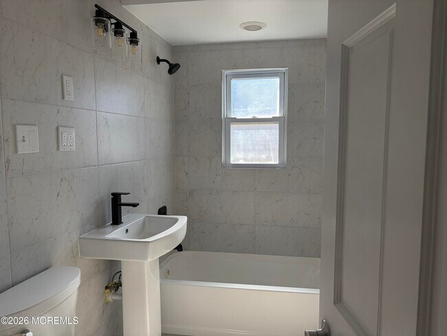 Foto del edificio - 633 Hulses Corner Rd