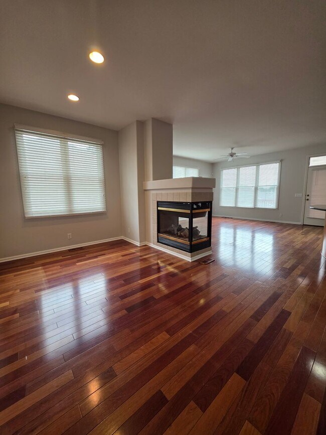 Foto del edificio - Beautiful 4 Bedroom Home! Available Now!