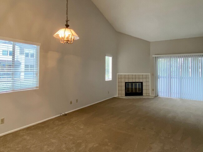 Foto del edificio - Spacious and Updated 2 Bedroom, 2 Bathroom...