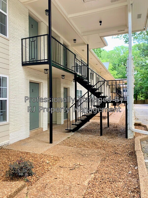 Building Photo - 216 N Hollywood St