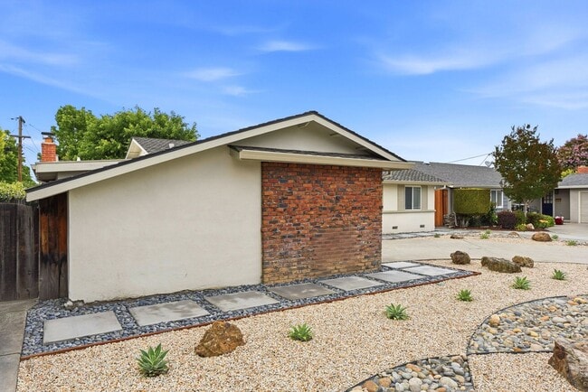 Building Photo - Move-In Ready Blossom Hill Gem – New Bathrooms and many upgrades!