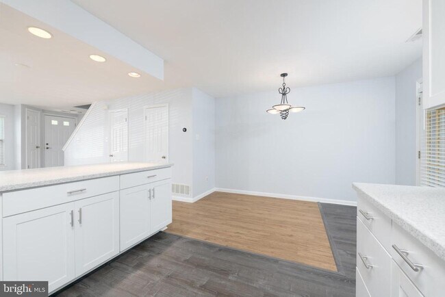 Building Photo - 45 Rampart Dr