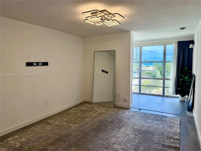 Foto del edificio - 17560 Atlantic Blvd