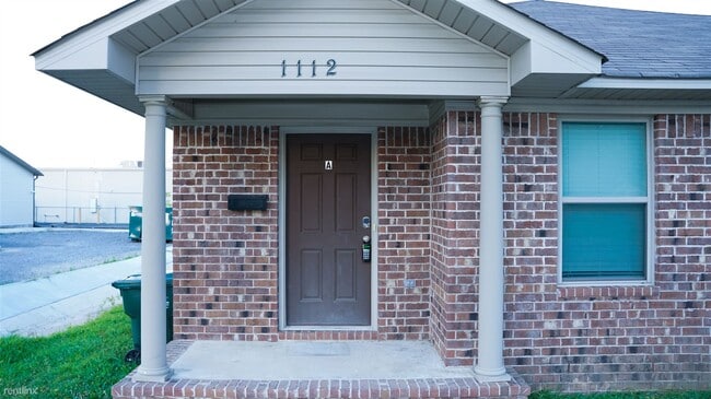 Building Photo - 3 br, 2 bath Duplex - 1112 Gum Street A