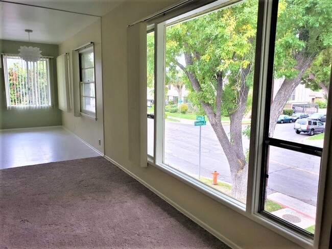 Foto del edificio - SUNNY TWO BEDROOM ONE BATH Apartment ***