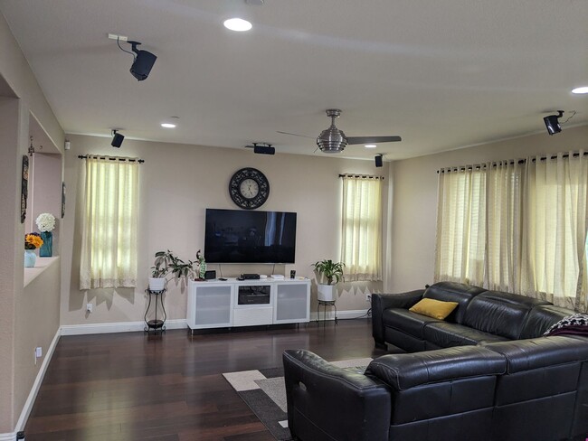 Building Photo - Lovely 4 Bedroom Blackstone Home