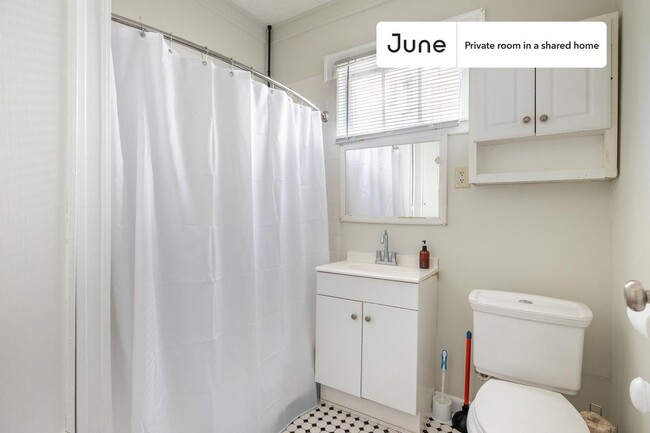 Building Photo - Private bedroom in 4 bed/1 bath Home