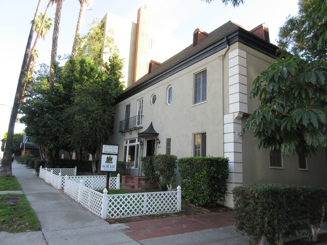 Building Photo - 7414 Hollywood Blvd