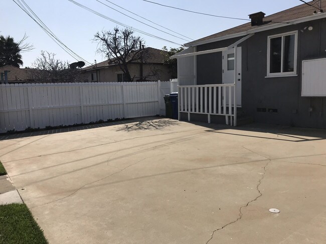 Building Photo - 8626 El Manor Ave