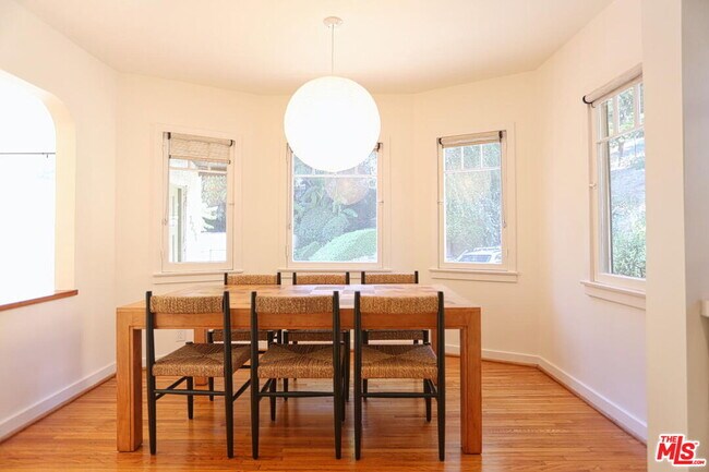 Foto del edificio - 2256 Silver Ridge Ave
