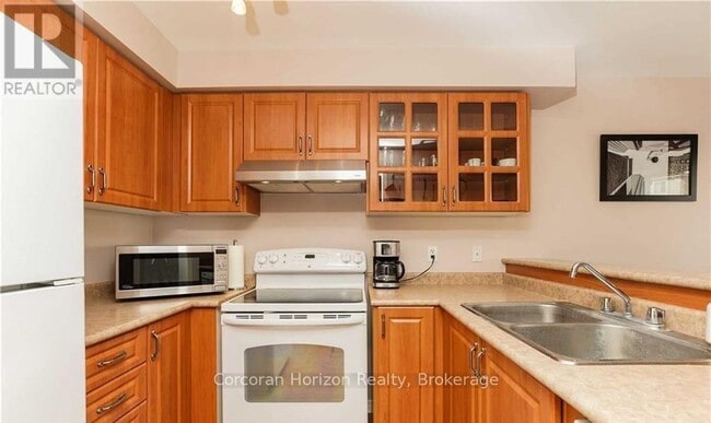 Building Photo - 99 Stonemount Crescent