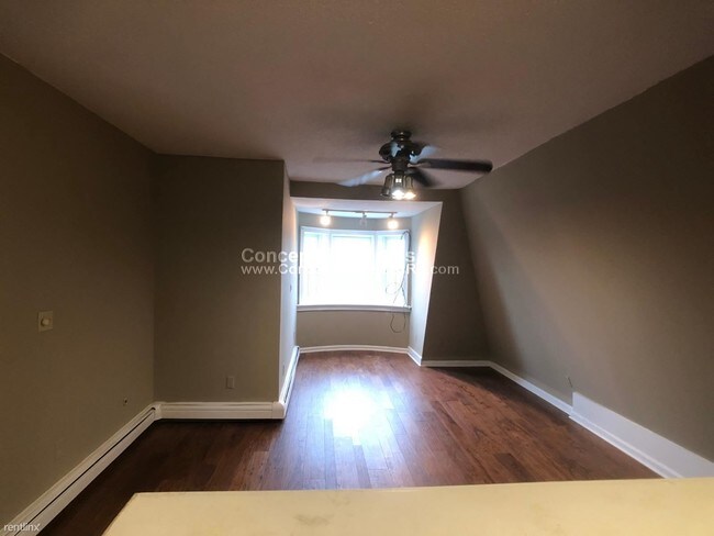 Building Photo - 2 br, 2 bath Triplex - 652 Tremont St # 5E