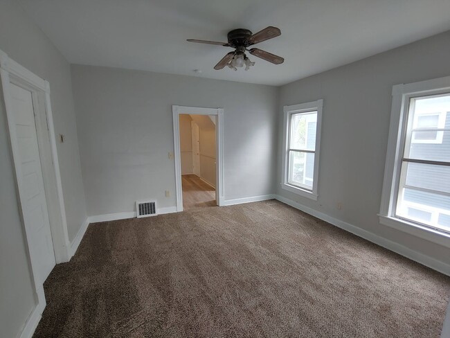 Building Photo - Spacious Updated Duplex with Dining Room a...