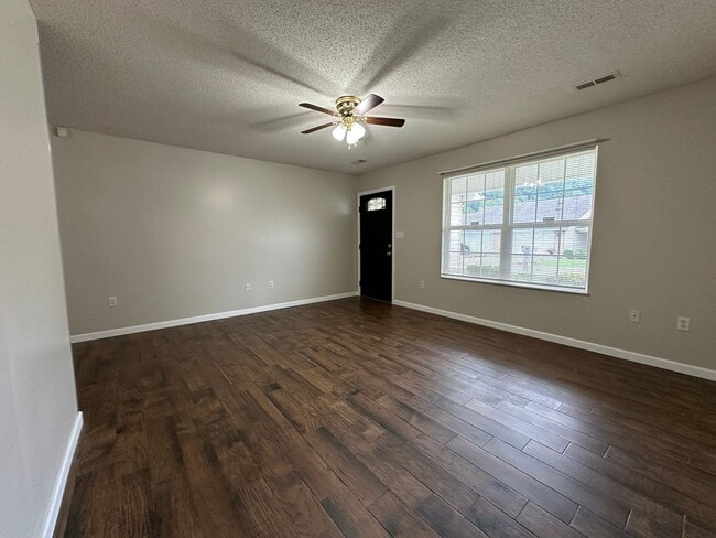 Building Photo - Peaceful Single-Level Living in a Charming Kodak Neighborhood