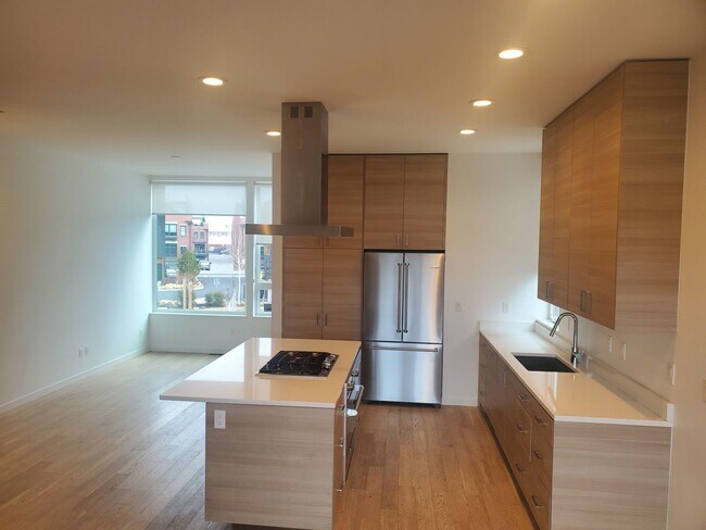 Foto del edificio - 3 Bedroom 3.5 Bath River Views - Walk to Old Mill