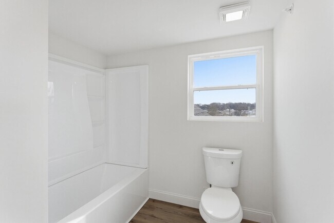 Building Photo - 2303 Parkview Ave