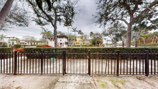 Foto del edificio - 4 Bed/3.5 Bath Townhome w/2 Car Garage in Pet Friendly Gated Community! ** Water/Cable/Internet I...