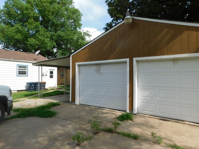 Building Photo - Cozy, Quiet Home