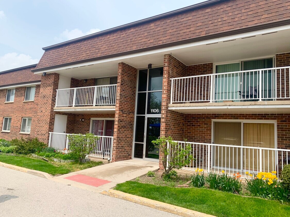 1106 Westover Ln Unit 2D, Schaumburg, IL 60193 Condo for Rent in