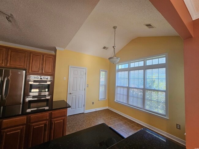 Building Photo - 1011 Hillsdale