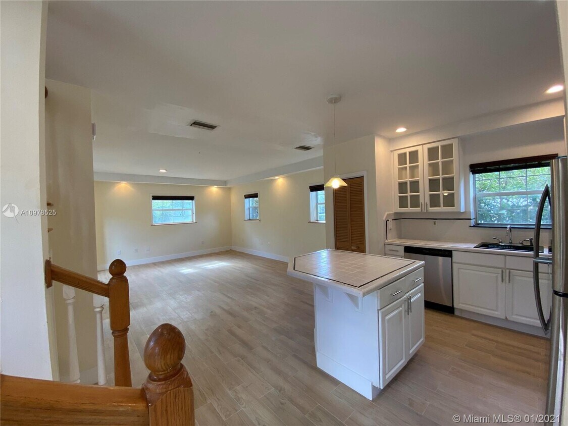Primary Photo - 409 N Hibiscus Dr