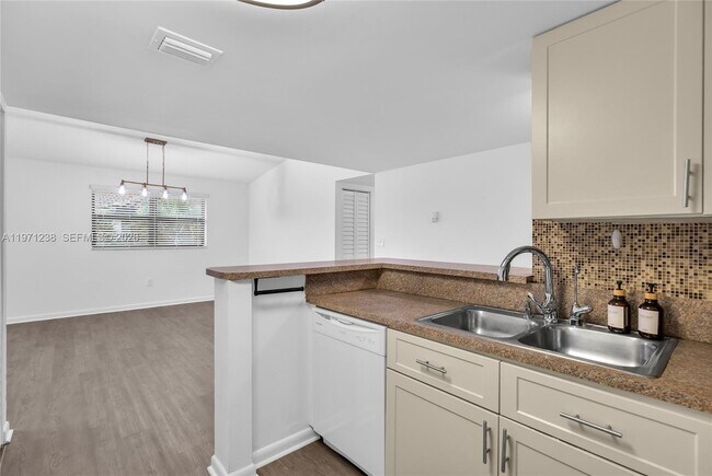 Foto del edificio - 9785 Nob Hill Ct