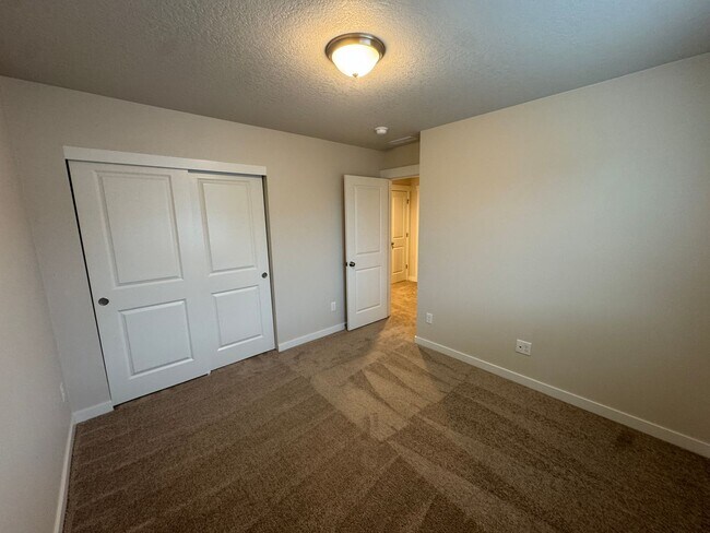 Building Photo - Spacious 3 Bedroom – Move-In Ready!