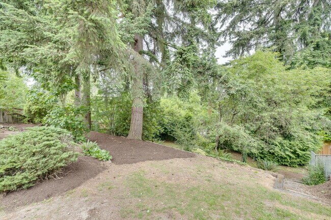 Building Photo - Spacious 3 bed 2.5 bath in Eastgate neighborhood.