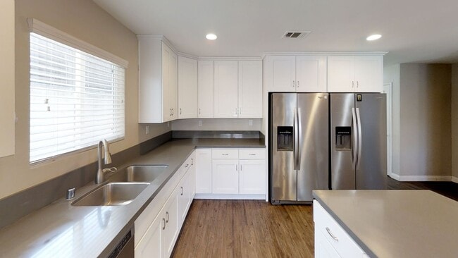 Building Photo - HUGE House on College! Quick Walk to Campus!