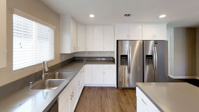 Foto del edificio - HUGE House on College! Quick Walk to Campus!