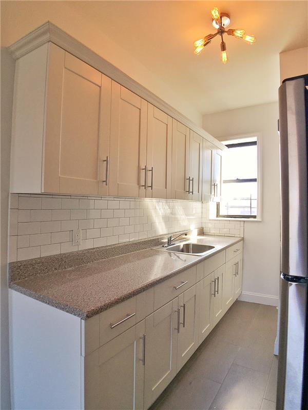 Building Photo - 566 Greene Ave