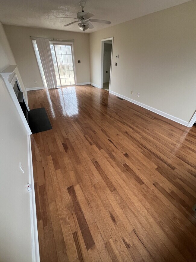 Foto del edificio - 145 Fiddlers Run Ct