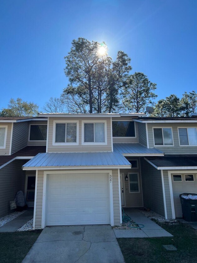 2 br, 1.5 bath House 327 Candlebrook Drive House Rental in