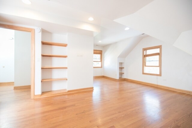 Building Photo - 2652 N Wilton Ave