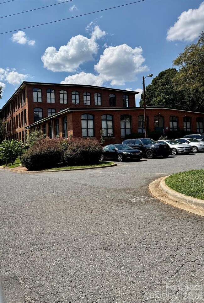 Building Photo - 201 S Hoskins Rd