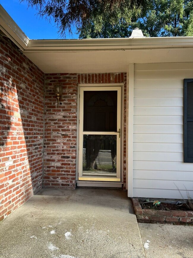 Foto del edificio - Beautiful One-Level Home with Sunroom, Vaulted Ceilings & Multiple Living Areas