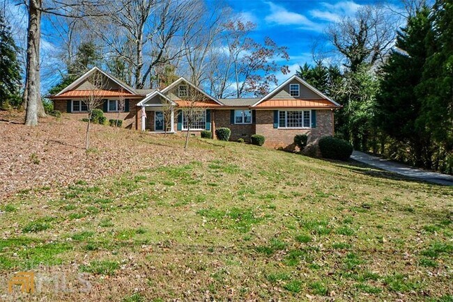 Building Photo - 3200 Golf Club Dr