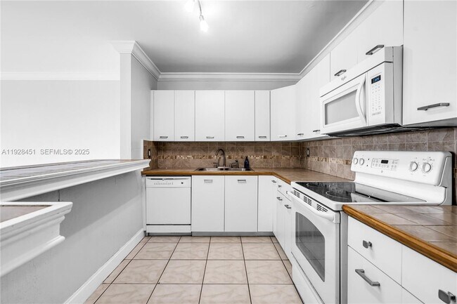 Foto del edificio - 14840 Naranja Lakes Blvd