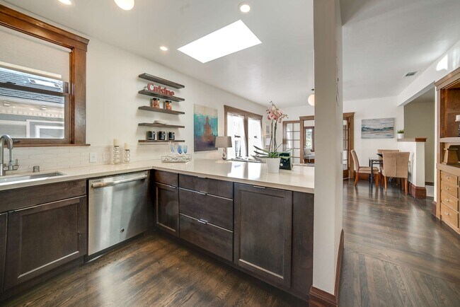 Foto del edificio - 2631 Regent St