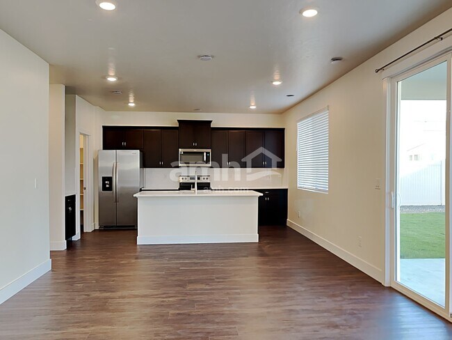 Building Photo - 1366 N Barkvine Ave