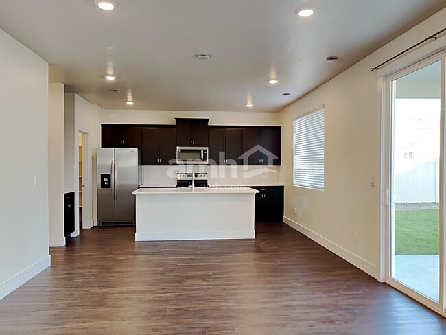 Foto del edificio - 1366 N Barkvine Ave