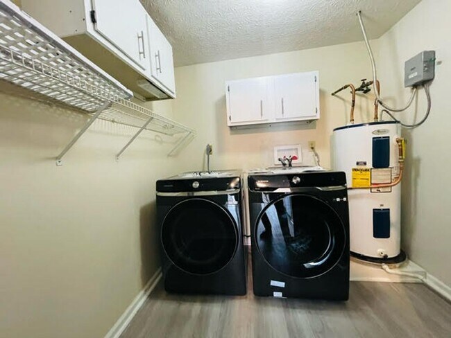 Foto del edificio - 4229 Briarwood Dr