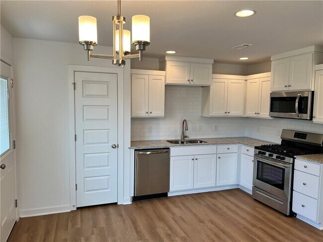 Building Photo - 502 N Cresswell Dr