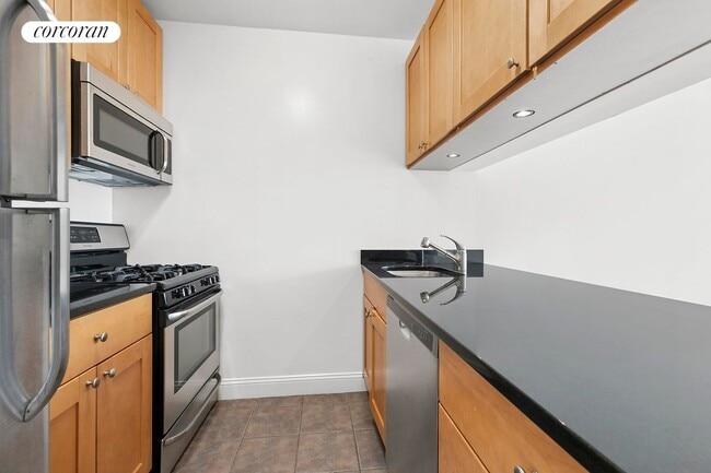 Building Photo - 350 W 50th St