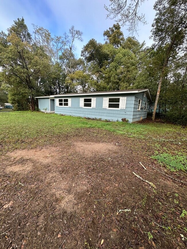 Building Photo - 3/1 on corner lot! Available now!