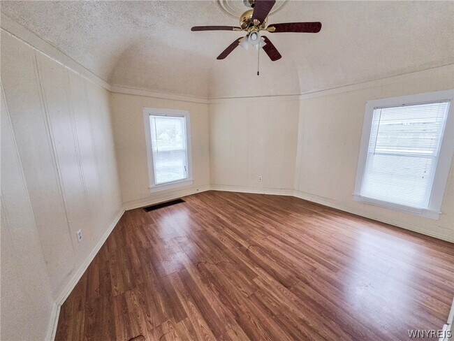 Foto del edificio - 38 N Main St