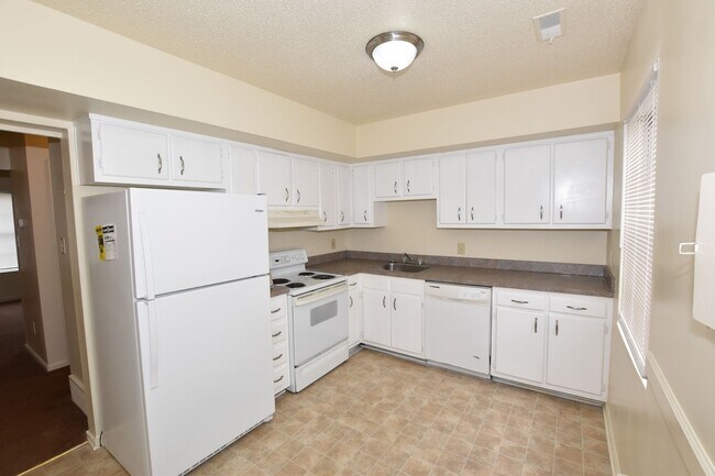 Building Photo - 2 Bedroom Virginia Beach Townhome
